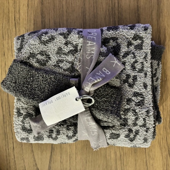 New Barefoot Dreams “In the Wild” Gray Scarf & Hat Set - Picture 4 of 5